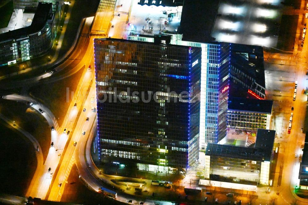 München bei Nacht aus der Vogelperspektive: Nachtluftbild Gebäudekomplex HighLight Towers in München im Bundesland Bayern, Deutschland