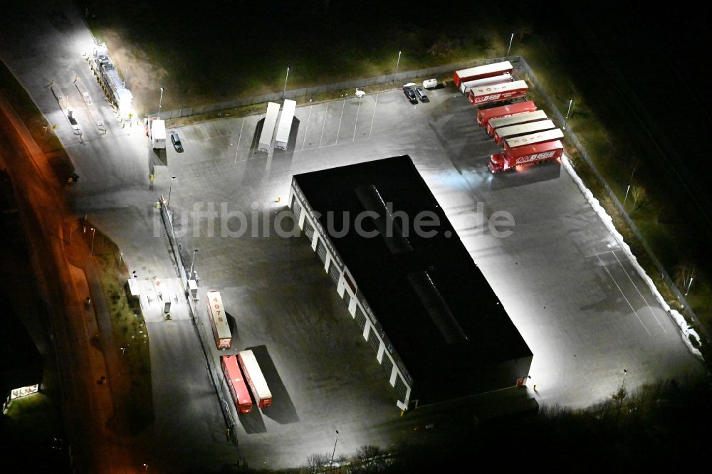 Nacht-Luftaufnahme Reinfeld - Nachtluftbild Gebäude der Autowaschanlage LKW-Waschcenter an der Barnitzer Straße im Ortsteil Klein Barnitz in Reinfeld im Bundesland Schleswig-Holstein, Deutschland