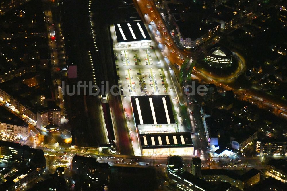 Nacht-Luftaufnahme Berlin - Nachtluftbild Gebäude des Baumarktes BAUHAUS Berlin-Kurfürstendamm im Ortsteil Halensee in Berlin, Deutschland