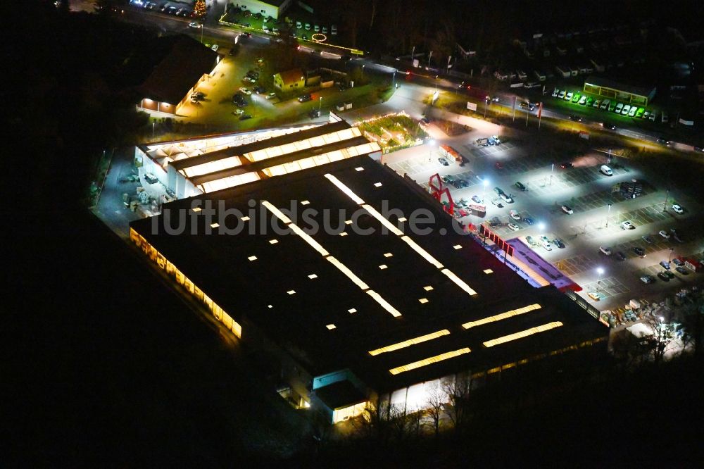 Nacht-Luftaufnahme Borgsdorf - Nachtluftbild Gebäude des Baumarktes BAUHAUS Birkenwerder in Borgsdorf im Bundesland Brandenburg, Deutschland