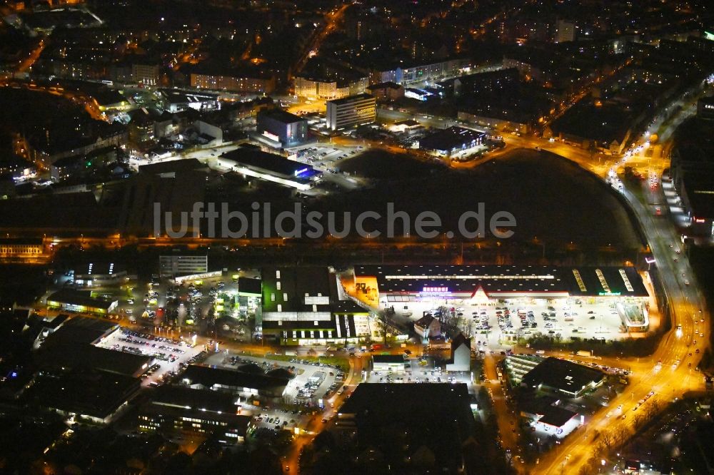 Nachtluftbild Nürnberg - Nachtluftbild Gebäude des Baumarktes Bauhaus an der Geisseestraße im Ortsteil Sankt Leonhard in Nürnberg im Bundesland Bayern, Deutschland