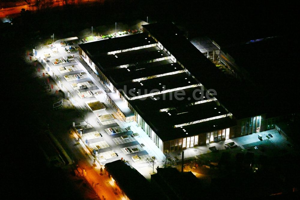 München bei Nacht von oben - Nachtluftbild Gebäude des Baumarktes der BAUHAUS München-Freimann in der ehemaligen Lockhalle in München im Bundesland Bayern, Deutschland