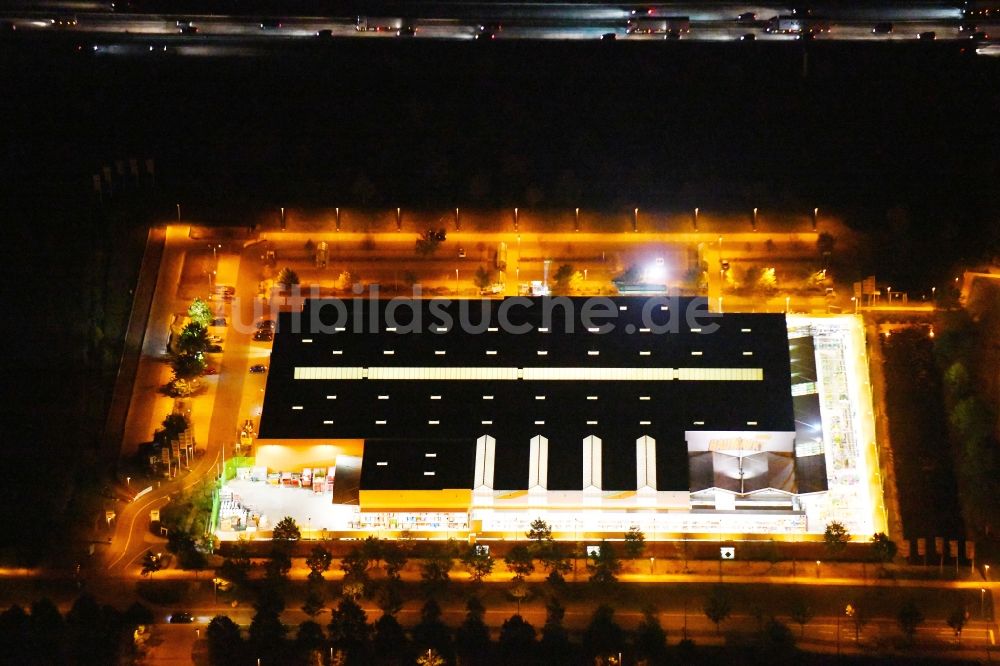 Nacht-Luftaufnahme Dresden - Nachtluftbild Gebäude des Baumarktes Globus Baumarkt in Hellerau in Dresden im Bundesland Sachsen, Deutschland