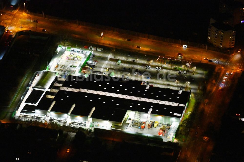 Berlin bei Nacht aus der Vogelperspektive: Nachtluftbild Gebäude des Baumarktes Globus Baumarkt im Ortsteil Johannisthal in Berlin, Deutschland