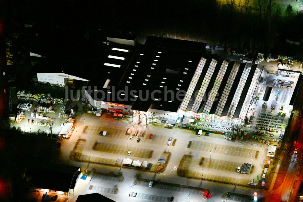 Nacht-Luftaufnahme Königs Wusterhausen - Nachtluftbild Gebäude des Baumarktes hagebaumarkt in Königs Wusterhausen im Bundesland Brandenburg, Deutschland