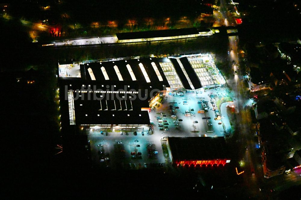 Berlin bei Nacht von oben - Nachtluftbild Gebäude des Baumarktes OBI in Berlin, Deutschland