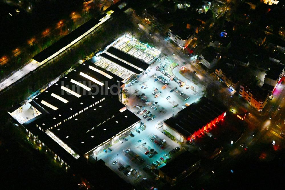 Berlin bei Nacht aus der Vogelperspektive: Nachtluftbild Gebäude des Baumarktes OBI in Berlin, Deutschland
