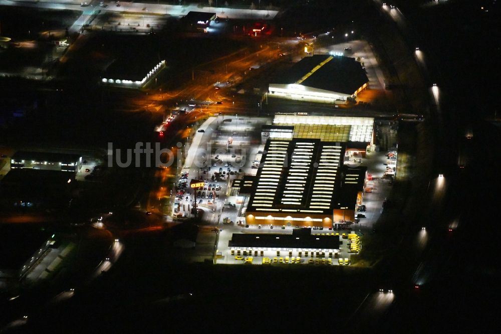 Nacht-Luftaufnahme Forchheim - Nachtluftbild Gebäude des Baumarktes OBI in Forchheim im Bundesland Bayern, Deutschland