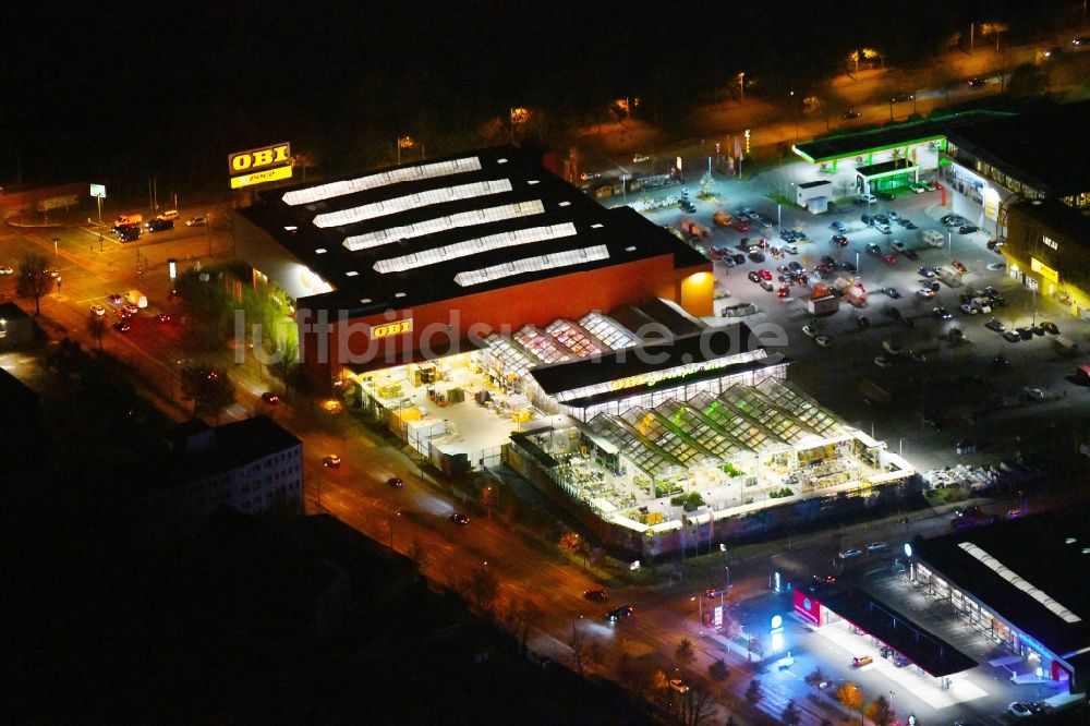 Nacht-Luftaufnahme Berlin - Nachtluftbild Gebäude des Baumarktes OBI Markt Berlin-Treptow am Adlergestell im Ortsteil Adlershof in Berlin, Deutschland