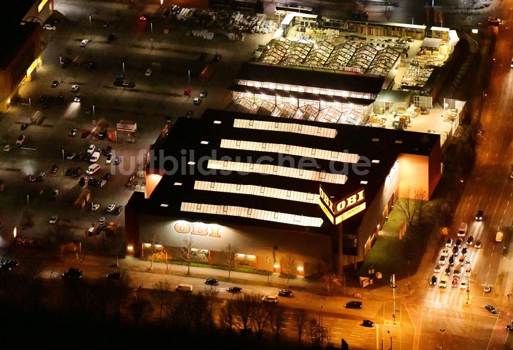 Nachtluftbild Berlin - Nachtluftbild Gebäude des Baumarktes OBI Markt Berlin-Treptow am Adlergestell im Ortsteil Adlershof in Berlin, Deutschland