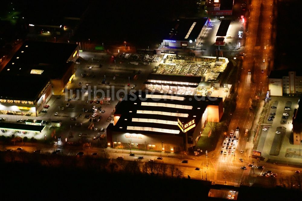 Nacht-Luftaufnahme Berlin - Nachtluftbild Gebäude des Baumarktes OBI Markt Berlin-Treptow am Adlergestell im Ortsteil Adlershof in Berlin, Deutschland