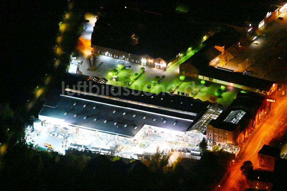 Nacht-Luftaufnahme Lutherstadt Wittenberg - Nachtluftbild Gebäude des Baumarktes der OBI Markt in Lutherstadt Wittenberg im Bundesland Sachsen-Anhalt