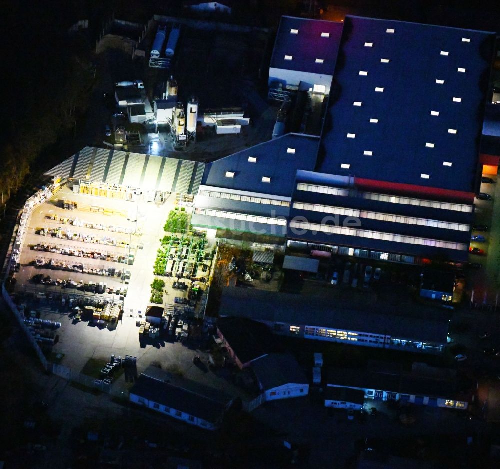 Strausberg bei Nacht aus der Vogelperspektive: Nachtluftbild Gebäude des Baumarktes OBI Markt in Strausberg im Bundesland Brandenburg, Deutschland