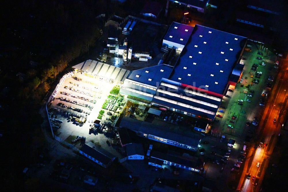 Nachtluftbild Strausberg - Nachtluftbild Gebäude des Baumarktes OBI Markt in Strausberg im Bundesland Brandenburg, Deutschland