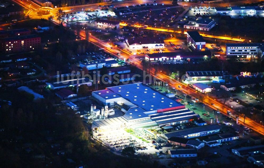 Strausberg bei Nacht aus der Vogelperspektive: Nachtluftbild Gebäude des Baumarktes OBI Markt in Strausberg im Bundesland Brandenburg, Deutschland