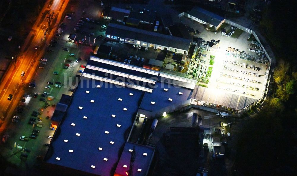 Nacht-Luftaufnahme Strausberg - Nachtluftbild Gebäude des Baumarktes OBI Markt in Strausberg im Bundesland Brandenburg, Deutschland