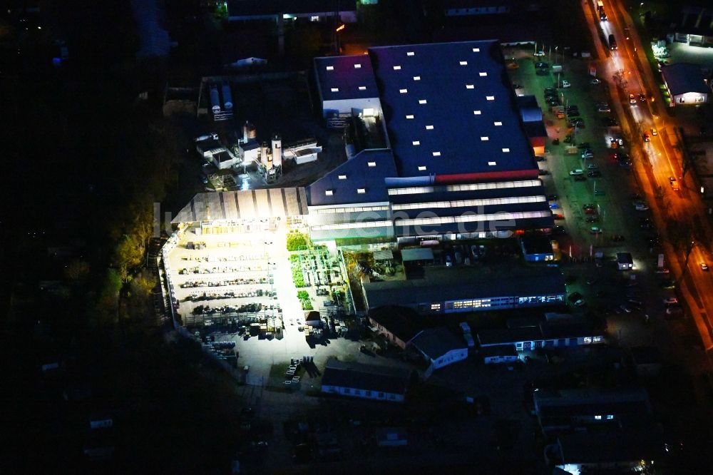 Strausberg bei Nacht von oben - Nachtluftbild Gebäude des Baumarktes OBI Markt in Strausberg im Bundesland Brandenburg, Deutschland