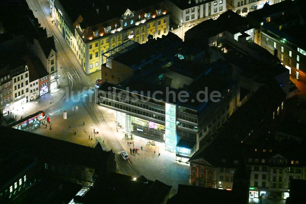 Nacht-Luftaufnahme Erfurt - Nachtluftbild Gebäude der Buchhandlung Hugendubel in Erfurt im Bundesland Thüringen, Deutschland