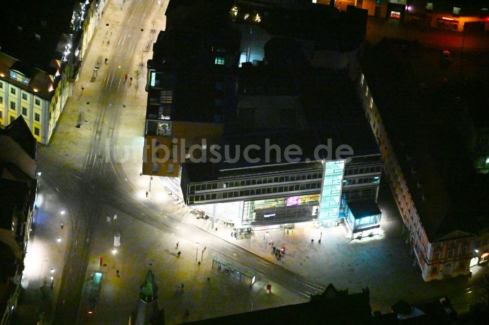 Erfurt bei Nacht aus der Vogelperspektive: Nachtluftbild Gebäude der Buchhandlung Hugendubel in Erfurt im Bundesland Thüringen, Deutschland
