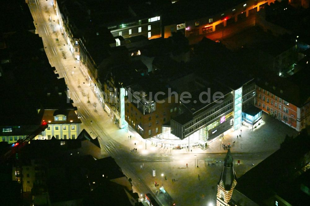 Nacht-Luftaufnahme Erfurt - Nachtluftbild Gebäude der Buchhandlung Hugendubel in Erfurt im Bundesland Thüringen, Deutschland
