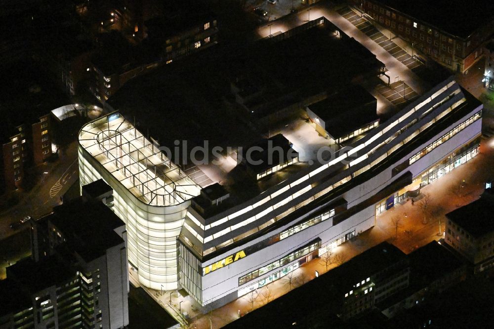 Hamburg bei Nacht aus der Vogelperspektive: Nachtluftbild Gebäude des Citystore der IKEA Möbel & Einrichtungshaus Hamburg-Altona in Hamburg