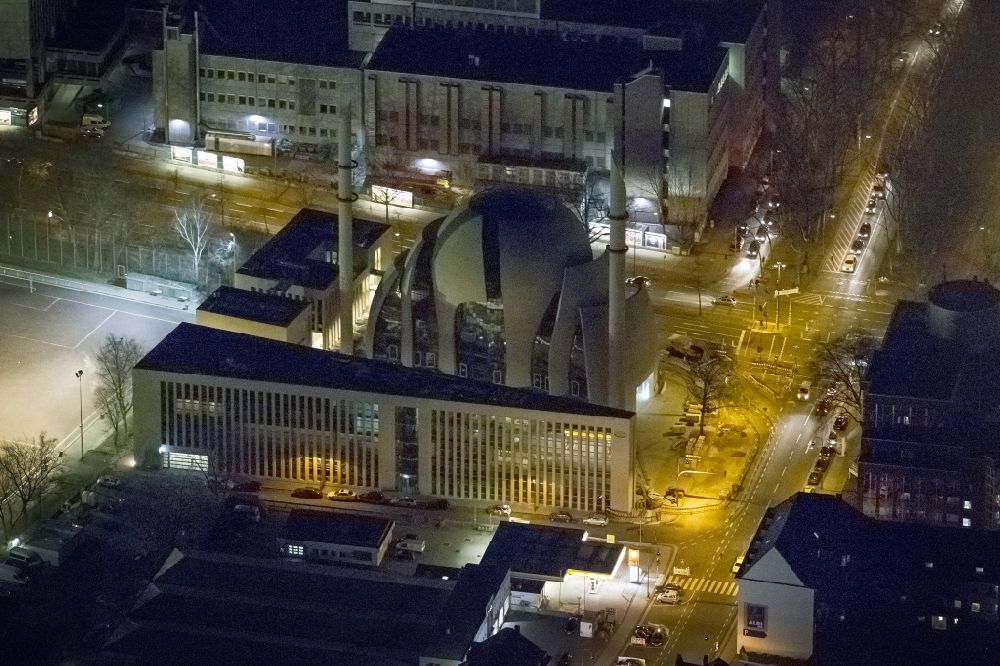 Köln bei Nacht aus der Vogelperspektive: Nachtluftbild Gebäude der DITIB-Zentralmoschee in Köln Nordrhein-Westfalen