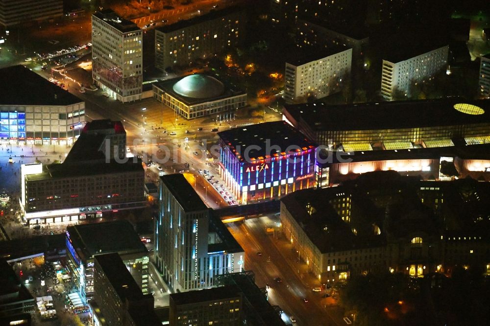 Nachtluftbild Berlin - Nachtluftbild Gebäude des Einkaufszentrum Alexa in Berlin