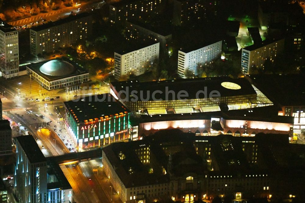 Nacht-Luftaufnahme Berlin - Nachtluftbild Gebäude des Einkaufszentrum Alexa in Berlin