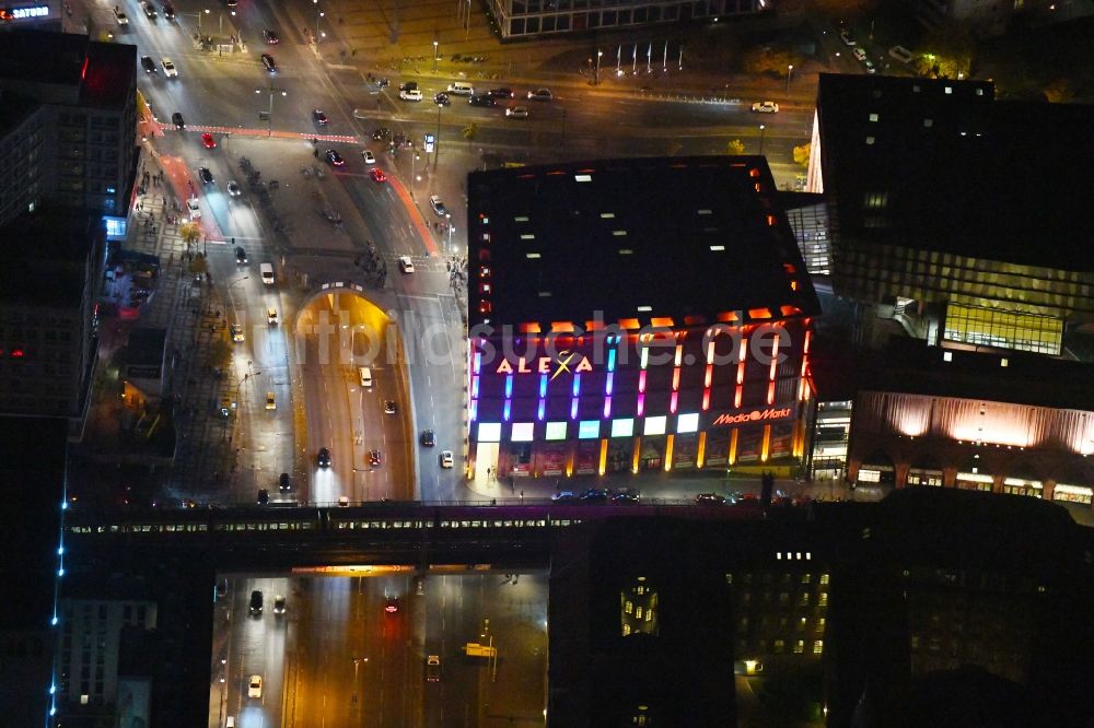 Berlin bei Nacht von oben - Nachtluftbild Gebäude des Einkaufszentrum Alexa in Berlin