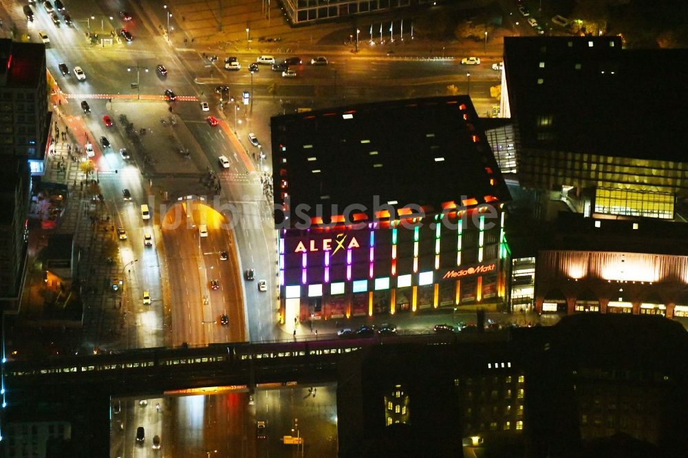 Berlin bei Nacht aus der Vogelperspektive: Nachtluftbild Gebäude des Einkaufszentrum Alexa in Berlin