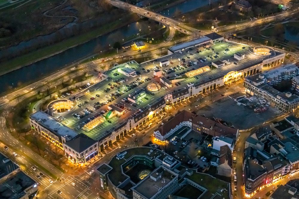 Nacht-Luftaufnahme Hamm - Nachtluftbild Gebäude des Einkaufszentrum Allee-Center in Hamm im Bundesland Nordrhein-Westfalen