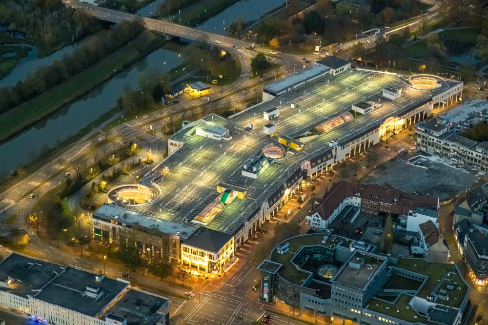 Hamm bei Nacht von oben - Nachtluftbild Gebäude des Einkaufszentrum Allee-Center in Hamm im Bundesland Nordrhein-Westfalen
