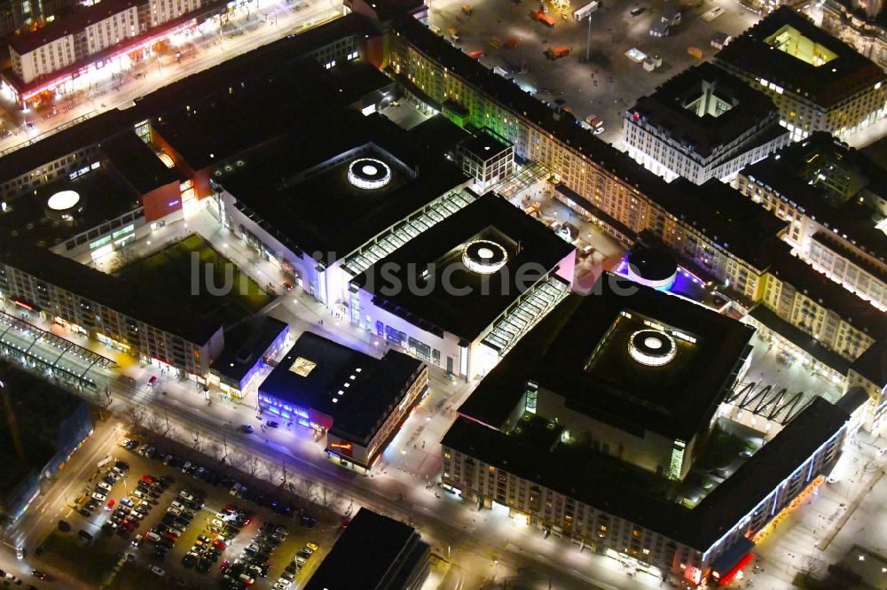 Nachtluftbild Dresden - Nachtluftbild Gebäude des Einkaufszentrum Altmarkt Galerie der ECE Projektmanagement GmbH in Dresden im Bundesland Sachsen