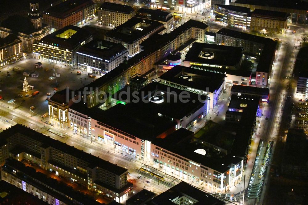 Nachtluftbild Dresden - Nachtluftbild Gebäude des Einkaufszentrum Altmarkt Galerie der ECE Projektmanagement GmbH in Dresden im Bundesland Sachsen