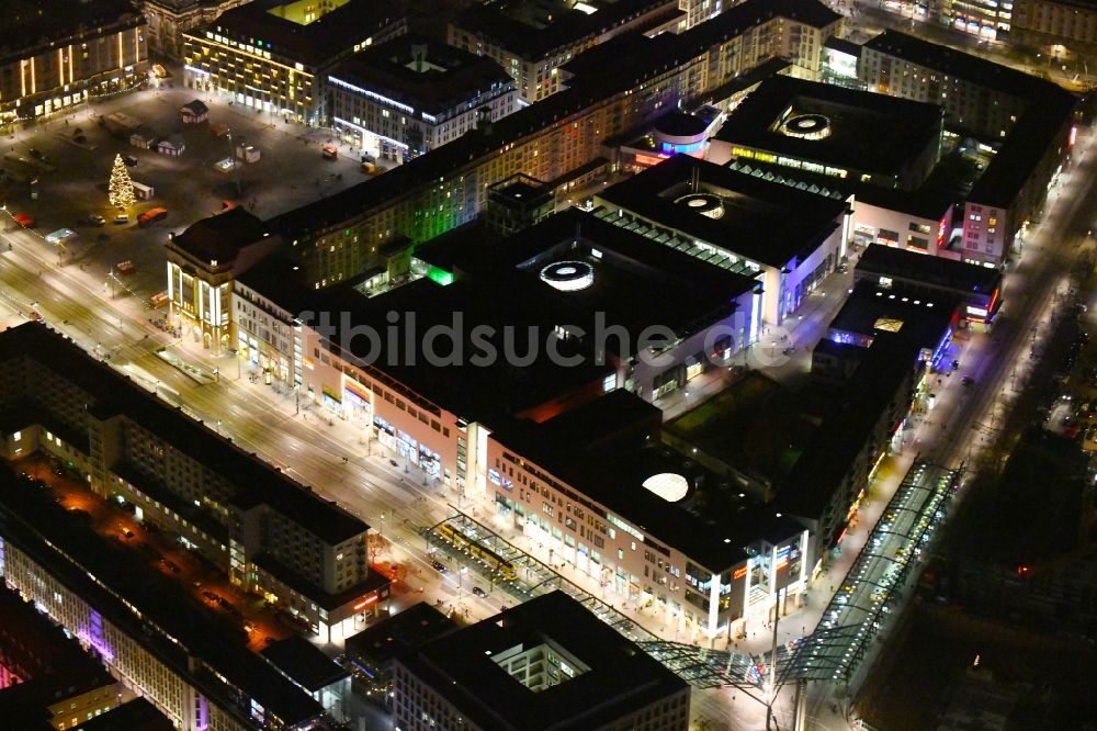 Dresden bei Nacht von oben - Nachtluftbild Gebäude des Einkaufszentrum Altmarkt Galerie der ECE Projektmanagement GmbH in Dresden im Bundesland Sachsen