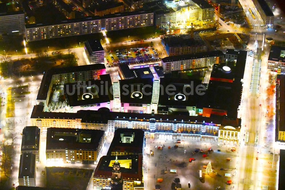 Nacht-Luftaufnahme Dresden - Nachtluftbild Gebäude des Einkaufszentrum Altmarkt Galerie der ECE Projektmanagement GmbH in Dresden im Bundesland Sachsen
