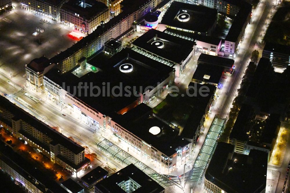 Dresden bei Nacht von oben - Nachtluftbild Gebäude des Einkaufszentrum Altmarkt Galerie der ECE Projektmanagement GmbH in Dresden im Bundesland Sachsen