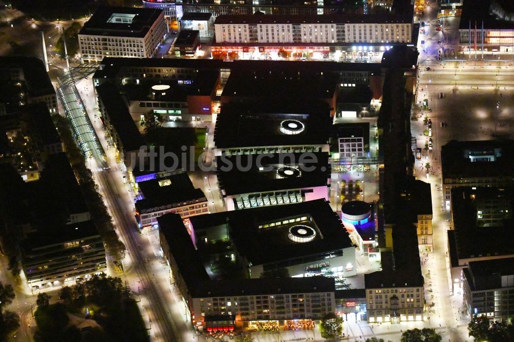Nacht-Luftaufnahme Dresden - Nachtluftbild Gebäude des Einkaufszentrum Altmarkt Galerie der ECE Projektmanagement GmbH in Dresden im Bundesland Sachsen