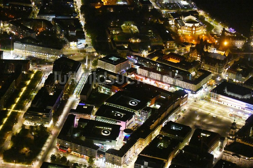 Dresden bei Nacht aus der Vogelperspektive: Nachtluftbild Gebäude des Einkaufszentrum Altmarkt Galerie der ECE Projektmanagement GmbH in Dresden im Bundesland Sachsen