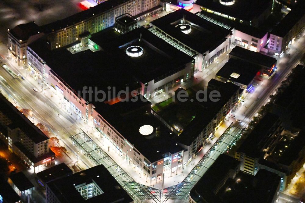 Dresden bei Nacht aus der Vogelperspektive: Nachtluftbild Gebäude des Einkaufszentrum Altmarkt Galerie der ECE Projektmanagement GmbH in Dresden im Bundesland Sachsen