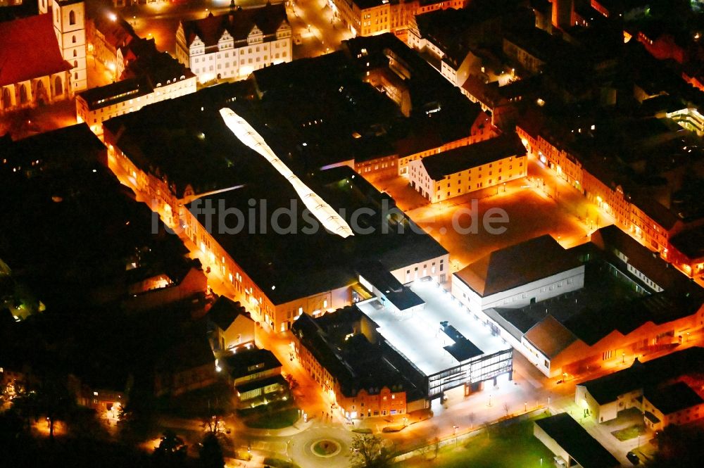 Nachtluftbild Lutherstadt Wittenberg - Nachtluftbild Gebäude des Einkaufszentrum ARSENAL im Zentrum der Lutherstadt Wittenberg im Bundesland Sachsen-Anhalt