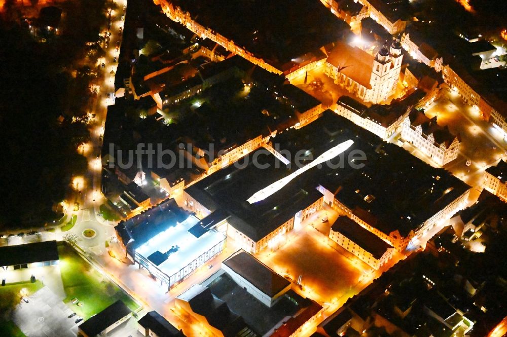 Nacht-Luftaufnahme Lutherstadt Wittenberg - Nachtluftbild Gebäude des Einkaufszentrum ARSENAL im Zentrum der Lutherstadt Wittenberg im Bundesland Sachsen-Anhalt