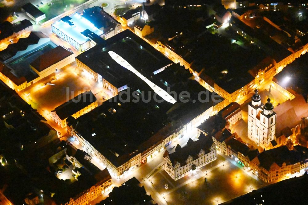 Lutherstadt Wittenberg bei Nacht aus der Vogelperspektive: Nachtluftbild Gebäude des Einkaufszentrum ARSENAL im Zentrum der Lutherstadt Wittenberg im Bundesland Sachsen-Anhalt