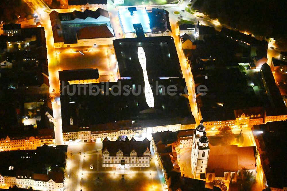 Nacht-Luftaufnahme Lutherstadt Wittenberg - Nachtluftbild Gebäude des Einkaufszentrum ARSENAL im Zentrum der Lutherstadt Wittenberg im Bundesland Sachsen-Anhalt