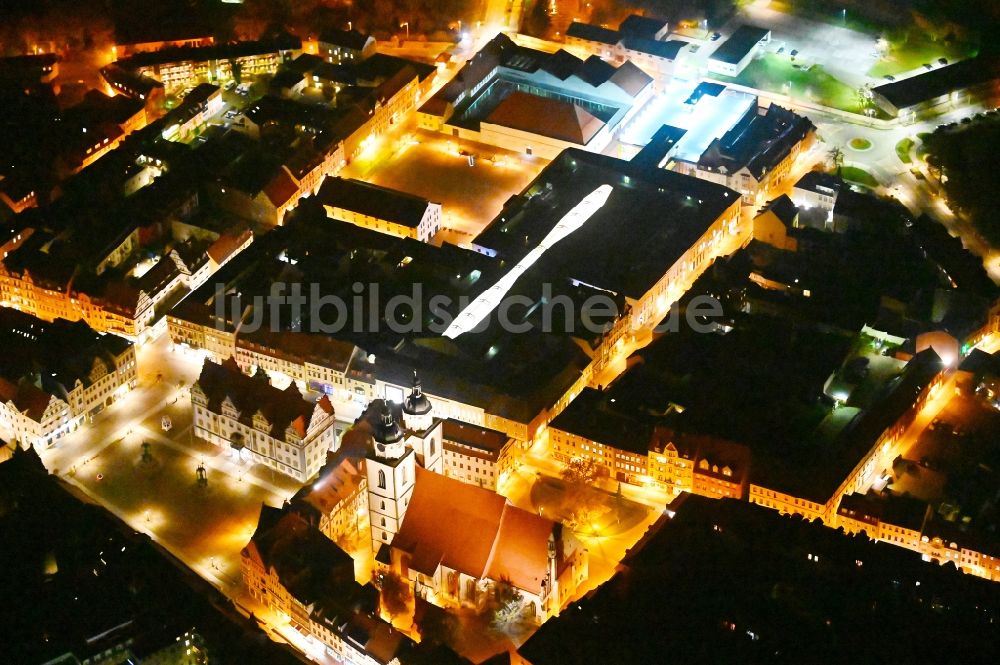 Lutherstadt Wittenberg bei Nacht aus der Vogelperspektive: Nachtluftbild Gebäude des Einkaufszentrum ARSENAL im Zentrum der Lutherstadt Wittenberg im Bundesland Sachsen-Anhalt