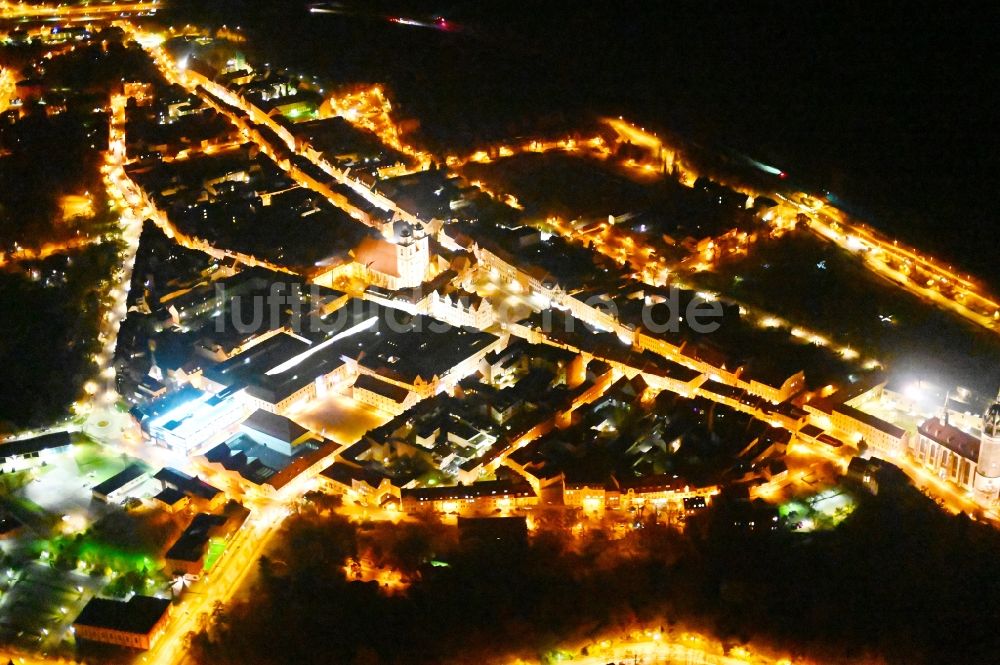 Lutherstadt Wittenberg bei Nacht von oben - Nachtluftbild Gebäude des Einkaufszentrum ARSENAL im Zentrum der Lutherstadt Wittenberg im Bundesland Sachsen-Anhalt