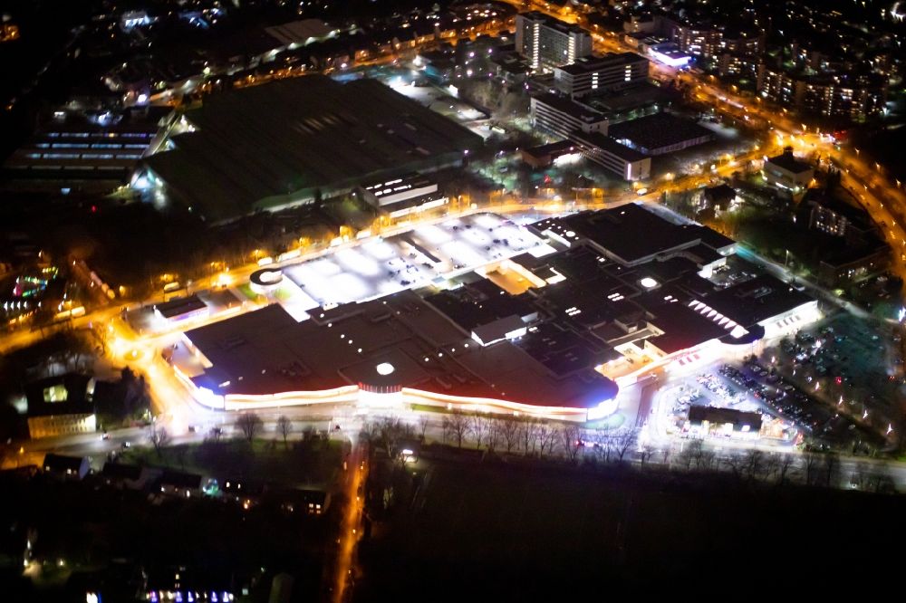 Oberhausen bei Nacht aus der Vogelperspektive: Nachtluftbild Gebäude des Einkaufszentrum BERO in Oberhausen im Bundesland Nordrhein-Westfalen