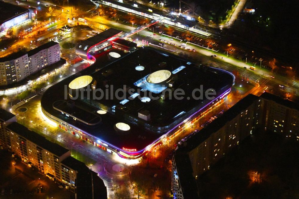 Nacht-Luftaufnahme Berlin - Nachtluftbild Gebäude des Einkaufszentrum Eastgate Berlin an der Marzahner Promenade im Ortsteil Marzahn in Berlin, Deutschland