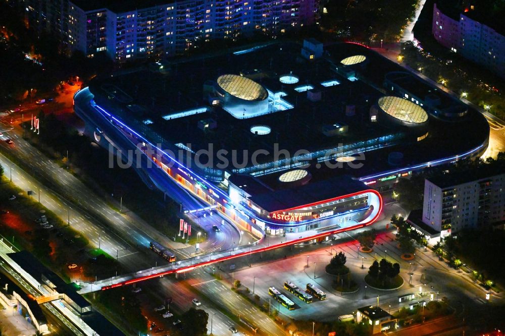 Nachtluftbild Berlin - Nachtluftbild Gebäude des Einkaufszentrum Eastgate Berlin an der Marzahner Promenade im Ortsteil Marzahn in Berlin, Deutschland