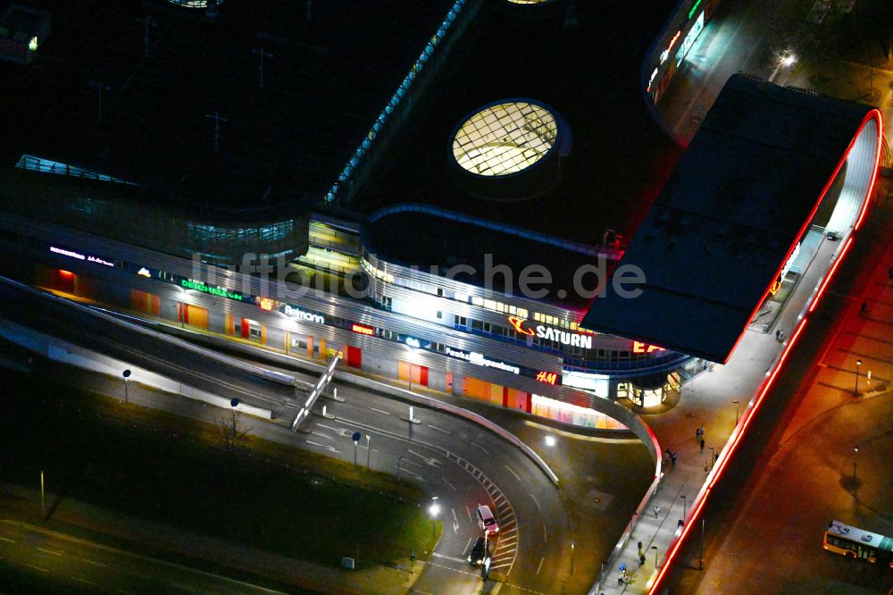 Nacht-Luftaufnahme Berlin - Nachtluftbild Gebäude des Einkaufszentrum Eastgate Berlin an der Marzahner Promenade im Ortsteil Marzahn in Berlin, Deutschland